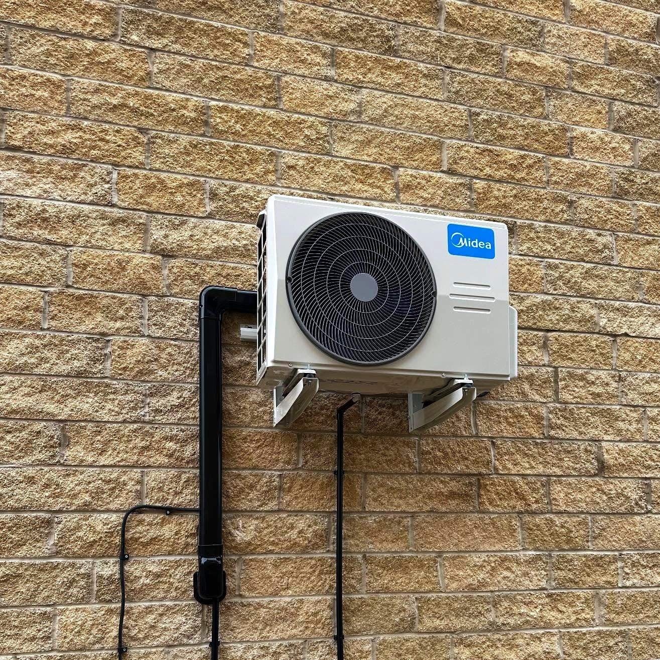 Air conditioning services Grimsby engineer team
